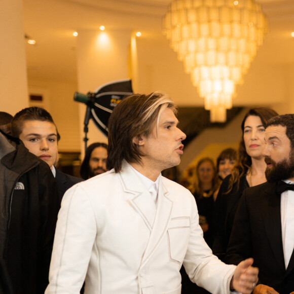 Orelsan, Guillaume Gouix, Benjamin Biolay et sa fille Anna - Personnalités à l'hôtel Martinez avant la montée des marches du film Indiana Jones et le cadran de la destinée (Indiana Jones and the Dial of destiny) lors du 76ème Festival International du Film de Cannes le 18 mai 2023. © Tiziano Da Silva / Pierre Perusseau / Bestimage