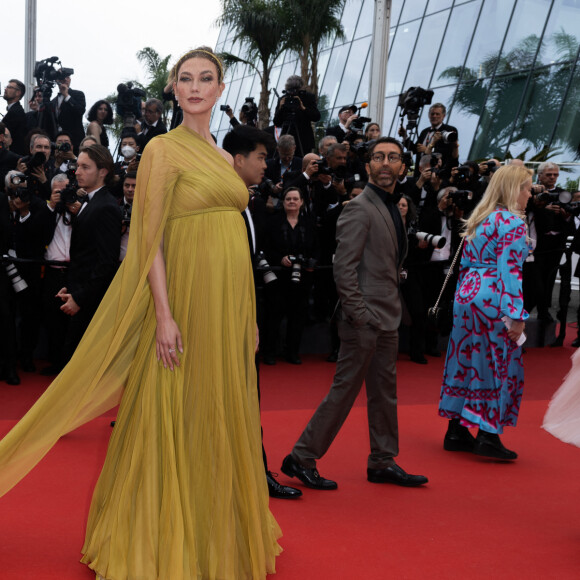 Karlie Kloss (enceinte) - Montée des marches du film " Indiana Jones et le cadran de la destinée (Indiana Jones and the Dial of destiny) " lors du 76ème Festival International du Film de Cannes, au Palais des Festivals à Cannes. Le 18 mai 2023 © Olivier Borde / Bestimage