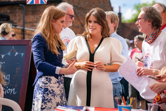 Eugenie d'York ne devrait plus tarder à accoucher ! 
La princesse Eugenie d'York, enceinte, et la princesse Beatrice d'York (veste bleue) assistent au "Big Lunch" du couronnement à Chalfont St Giles (Buckinghamshire). 