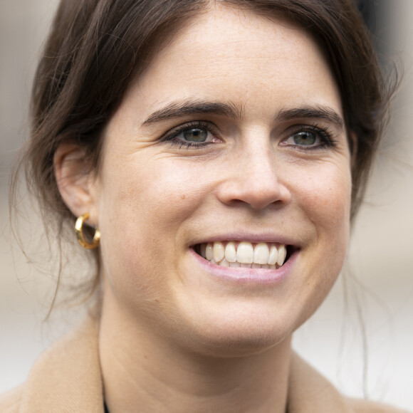 La princesse Eugenie d'York, avec la co-fondatrice du collectif anti-esclavagiste Julia de Boinville, lors d'une visite de l'exposition d'art du collectif anti-esclavagiste à Trafalgar Square à Londres. Le 17 octobre 2022. 