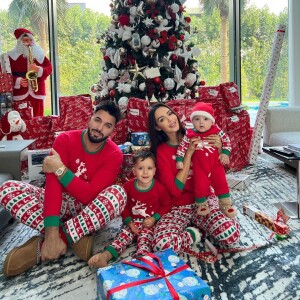 Nabilla Benattia et Thomas Vergara avec leurs enfants Milann et Leyann pour Noël