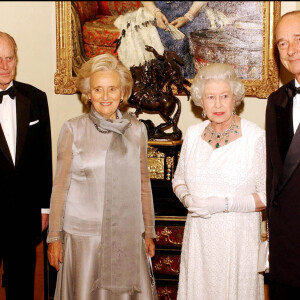 Pour rappel, elle a été Première Dame de 1995 à 2007. 
Elizabeth II, le prince Philip, Bernadette et Jacques Chirac au château de Windsor pour célébrer le centenaire de l'entente cordiale le 18 novembre 2004.
