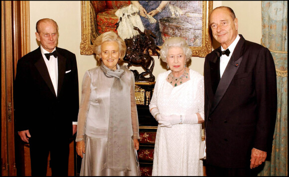 Pour rappel, elle a été Première Dame de 1995 à 2007. 
Elizabeth II, le prince Philip, Bernadette et Jacques Chirac au château de Windsor pour célébrer le centenaire de l'entente cordiale le 18 novembre 2004.