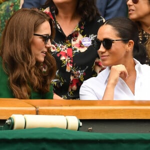 Kate Middleton a été attaquée dans une série par une amie de Meghan Markle.
Catherine (Kate) Middleton, duchesse de Cambridge, Meghan Markle, duchesse de Sussex, sont dans les tribunes lors de la finale femme de Wimbledon "Serena Williams - Simona Halep (2/6 - 2/6) à Londres. © Chryslène Caillaud / Panoramic / Bestimage 