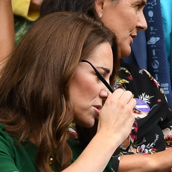 Catherine (Kate) Middleton, duchesse de Cambridge, Meghan Markle, duchesse de Sussex, sont dans les tribunes lors de la finale femme de Wimbledon "Serena Williams - Simona Halep (2/6 - 2/6) à Londres le 13 juillet 2019. © Chryslène Caillaud / Panoramic / Bestimage 