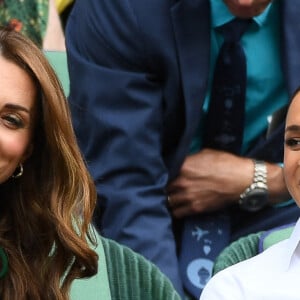 Catherine (Kate) Middleton, duchesse de Cambridge, Meghan Markle, duchesse de Sussex, sont dans les tribunes lors de la finale femme de Wimbledon "Serena Williams - Simona Halep (2/6 - 2/6) à Londres le 13 juillet 2019. © Chryslène Caillaud / Panoramic / Bestimage 