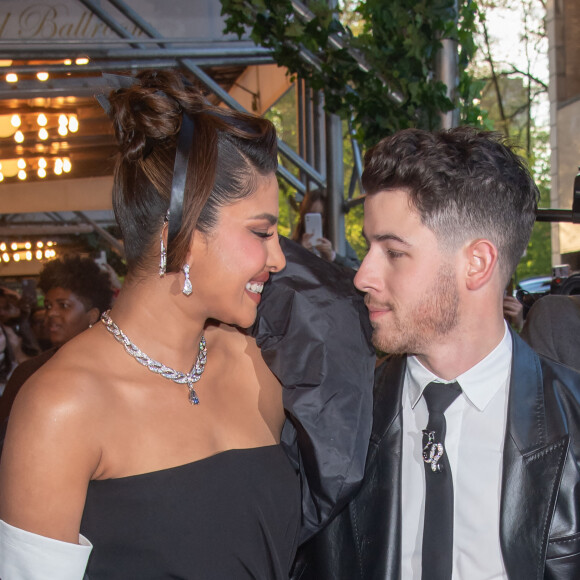 Priyanka Chopra (robe Valentino) et son mari Nick Jonas à la sortie de l'hôtel "Pierre" pour se rendre à la soirée du "MET Gala 2023" à New York City, New York, Etats-Unis, le 1er mai 2023. © M10s/TheNEWS2/Zuma Press/Bestimage 