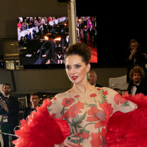 Dans les looks originaux, c'est Frédérique Bel qui a gagné avec sa tenue coquelicot ! 
Frédérique Bel - Montée des marches du film " Acide " lors du 76ème Festival International du Film de Cannes, au Palais des Festivals à Cannes. Le 21 mai 2023 © Jacovides-Moreau / Bestimage 