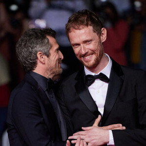 Et son réalisateur Just Philippot, avec qui il semble très heureux. 
Guillaume Canet, Just Philippot - Montée des marches du film " Acide " lors du 76ème Festival International du Film de Cannes, au Palais des Festivals à Cannes. Le 21 mai 2023 © Jacovides-Moreau / Bestimage 