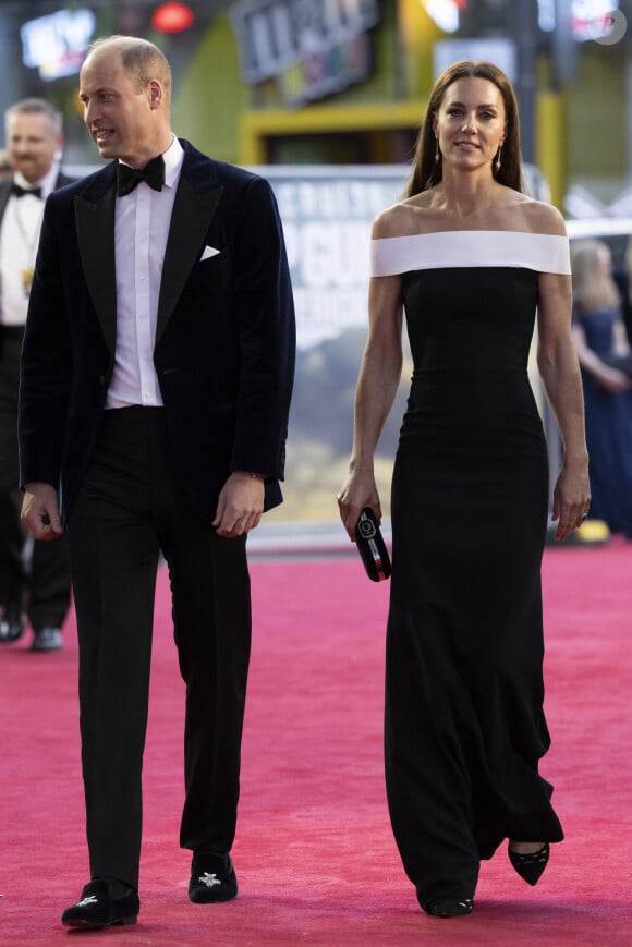 En effet, sa robe ressemblait à celle choisi par Kate Middleton l'an dernier !
Le prince William, duc de Cambridge, et Catherine (Kate) Middleton, duchesse de Cambridge, à la première du film "Top Gun: Maverick" au cinéma Odeon, Leicester Square à Londres, le 19 mai 2022. 