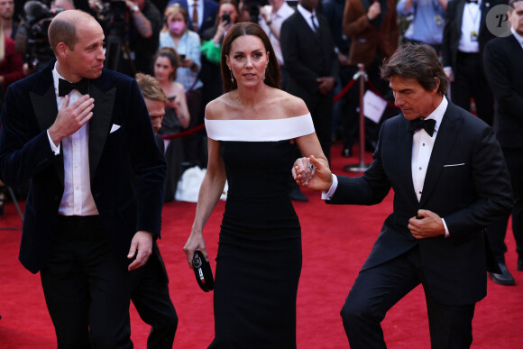 Le prince William, duc de Cambridge, et Catherine (Kate) Middleton, duchesse de Cambridge, Tom Cruise à la première du film "Top Gun: Maverick" au cinéma Odeon, Leicester Square à Londres, le 19 mai 2022. 