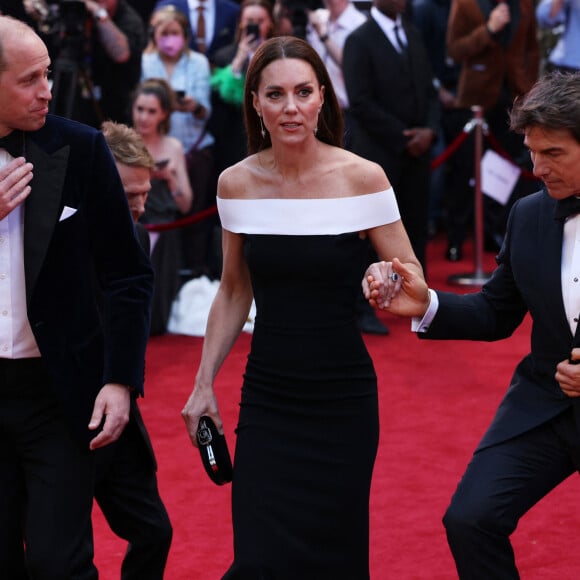 Le prince William, duc de Cambridge, et Catherine (Kate) Middleton, duchesse de Cambridge, Tom Cruise à la première du film "Top Gun: Maverick" au cinéma Odeon, Leicester Square à Londres, le 19 mai 2022. 