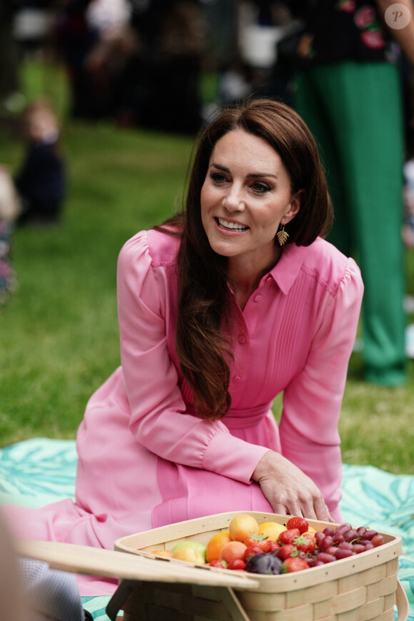 Catherine (Kate) Middleton, princesse de Galles, participe au pique-nique des enfants à l'exposition horticole "Chelsea Flower Show" à l'hôpital royal de Chelsea à Londres, le 22 mai 2023. 