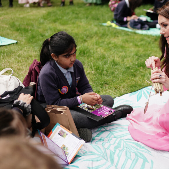 Catherine (Kate) Middleton, princesse de Galles, participe au pique-nique des enfants à l'exposition horticole "Chelsea Flower Show" à l'hôpital royal de Chelsea à Londres, le 22 mai 2023. 