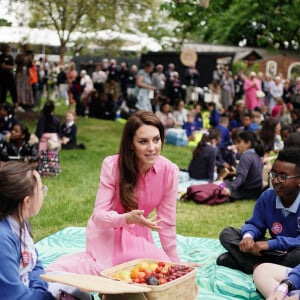 Elle a partagé un pique nique avec des enfants londoniens. 
Catherine (Kate) Middleton, princesse de Galles, participe au pique-nique des enfants à l'exposition horticole "Chelsea Flower Show" à l'hôpital royal de Chelsea à Londres, le 22 mai 2023. 