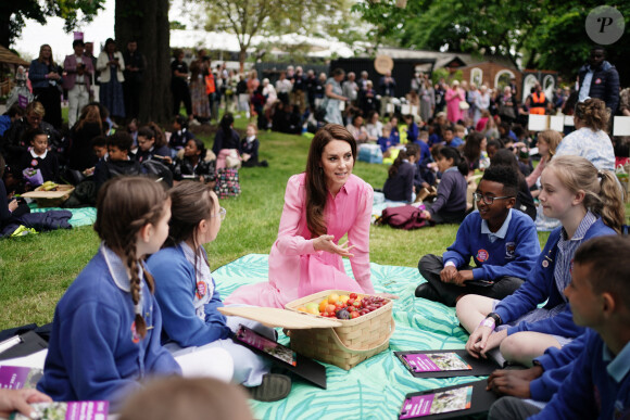 Elle a partagé un pique nique avec des enfants londoniens. 
Catherine (Kate) Middleton, princesse de Galles, participe au pique-nique des enfants à l'exposition horticole "Chelsea Flower Show" à l'hôpital royal de Chelsea à Londres, le 22 mai 2023. 