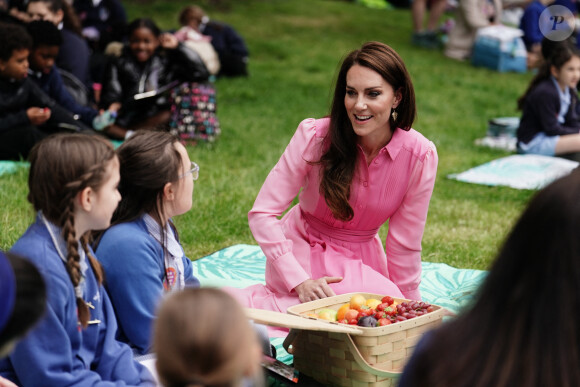 Catherine (Kate) Middleton, princesse de Galles, participe au pique-nique des enfants à l'exposition horticole "Chelsea Flower Show" à l'hôpital royal de Chelsea à Londres, le 22 mai 2023. 