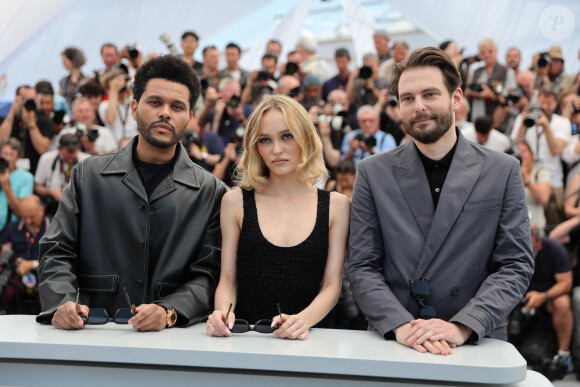 Lily-Rose Depp incarne Jocelyn, une popstar prête à tout pour retrouver un peu de gloire après un passage à vide.
Abel "The Weeknd' Tesfaye, Lily Rose-Depp et le réalisateur Sam Levinson au photocall de "The Idol" lors du 76ème Festival International du Film de Cannes, le 23 mai 2023. © Jacovides / Moreau / Bestimage