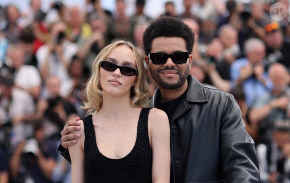 "Quand on est célèbre, personne ne vous dit pas la vérité", explique-t-on dans les quelques six épisodes du show.
Abel "The Weeknd' Tesfaye, Lily Rose-Depp au photocall de "The Idol" lors du 76ème Festival International du Film de Cannes, le 23 mai 2023. © Jacovides / Moreau / Bestimage