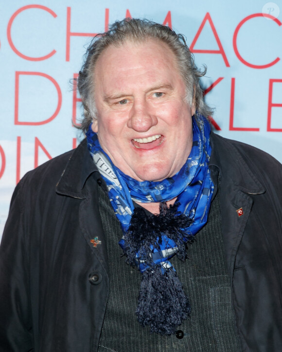 Avant d'ajouter : "C'est vrai qu'il y a une psychiatrisation terrible des symptômes. Et c'est très dommage. Cela fait juste partie d'un stress post-traumatique". 
Gérard Depardieu à la première du film "The Taste of Small Things" à Berlin le 12 janvier 2023.