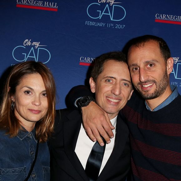 Exclusif - Gad Elmaleh avec son frère Arié Elmaleh et Barbara Schulz lors du photocall du spectacle de Gad Elmaleh "Oh My Gad" au "Carnegie Hall" à New York, le 11 février 2017. © Dominique Jacovides/Bestimage