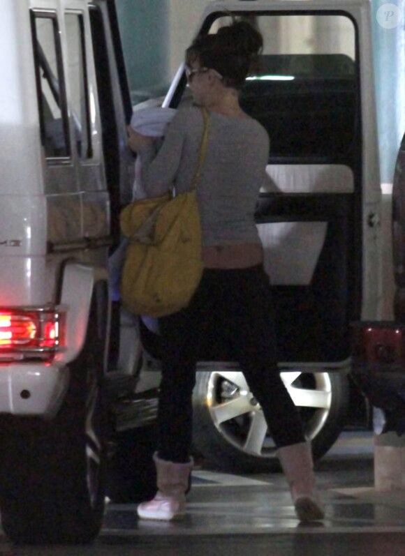 Britney laisse entrevoir ses fesses, en sortant de sa voiture, alors qu'elle se rend à un rendez-vous à Westwood, en Californie, vendredi 26 février.