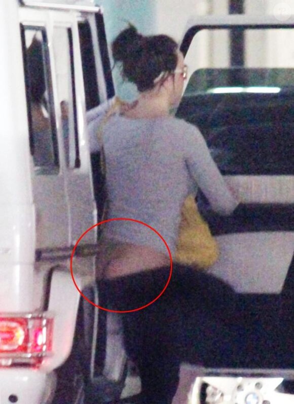 Britney laisse entrevoir ses fesses, en sortant de sa voiture, alors qu'elle se rend à un rendez-vous à Westwood, en Californie, vendredi 26 février.