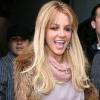Britney arbore sa nouvelle couleur blonde, samedi 27 février, lors d'une virée shopping à Beverly Hills.