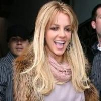 Britney Spears : son album est repoussé... tant pis, elle redevient blonde !