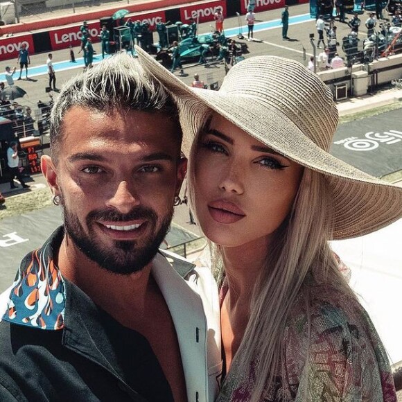 Manon Marsault et Julien Tanti sont en couple depuis de nombreuses années maintenant.
Manon Marsault et Julien Tanti, couple phare des "Marseillais", sur le point de divorcer, d'après des rumeurs.