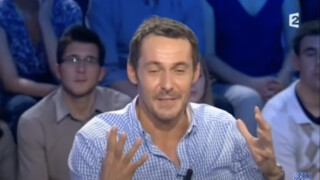 "Je me mords les doigts" : Julien Boisselier en couple avec une actrice, cette bourde qu'il a faite à la télévision