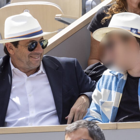 Patrick Bruel : son fils Léon se lance dans la chanson.Patrick Bruel et son fils Léon - Célébrités dans les tribunes des internationaux de France de Roland Garros à Paris. © Cyril Moreau - Dominique Jacovides/Bestimage