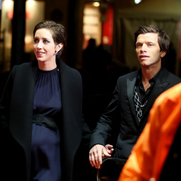 Vêtue d'une ravissante robe bleu nuit, elle avait affiché ses belles rondeurs sur le tapis rouge (elle attendait à ce moment-là leur deuxième fille, ndlr), avant d'arriver main dans la main à la cérémonie avec son amoureux.
Sara Giraudeau enceinte et son compagnon Simon Hubert (Costume Lanvin et chaussures Louboutin) - Photocall lors de la 41ème cérémonie des Cesar au théâtre du Châtelet à Paris, le 26 février 2016. © Borde-Jacovides/Bestimage