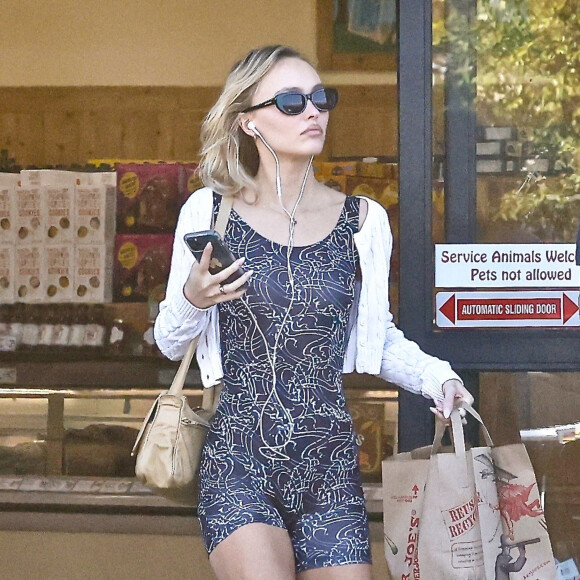 Exclusif - Lily-Rose Depp va faire des courses à Los Angeles, le 23 septembre 2022. 