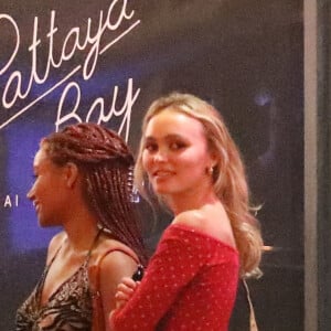 Exclusif - Lily-Rose Depp a dîné avec des amis au restaurant thaïlandais Pattaya Bay à Los Angeles le 26 juillet 2022. 