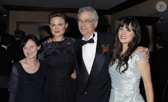 Les soeurs Emily et Zooey Deschanel, entourées de leur papa Caleb et son épouse Mary Jo, samedi 27 février, lors des 24e Outstanding Achievement Awards, à Century City.