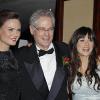 Les soeurs Emily et Zooey Deschanel, entourées de leur papa Caleb et son épouse Mary Jo, samedi 27 février, lors des 24e Outstanding Achievement Awards, à Century City.