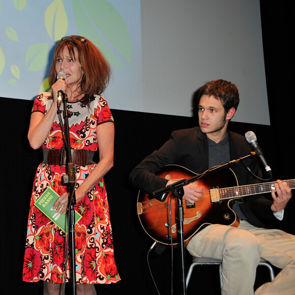 Clementine Celarie et ses fils Abraham et Balthazar chantent a l'occasion du Festival Atmosphere a Courbevoie le 2 Avril 2013. 