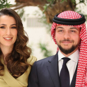La reine Rania, Rajwa Khaled bin Musaed bin Saif bin Abdulaziz Al Saif et le prince Hussein, le roi Abdallah II - La famille royale de Jordanie lors de l'annonce officielle des fiançailles du prince Hussein de Jordanie à Riyad. Le 17août 2022 