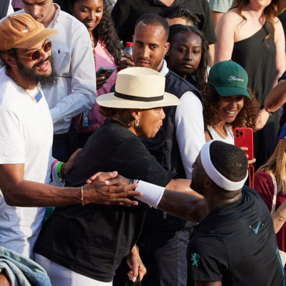 Drew Gooden, Joakim Noah, Queen Latifah et Frances Tiafoe - Personnalités dans les tribunes lors des internationaux de tennis de Roland Garros le 29 mai 2023. © Moreau / Jacovides / Bestimage