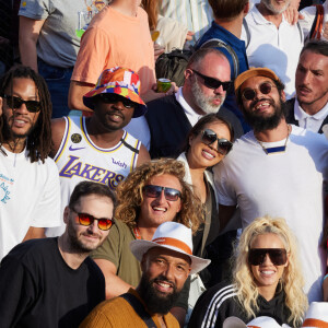 Une belle journée pour Joakim Noah, sa famille et ses amis, qui ont pu profiter d'une belle journée de tennis à Roland-Garros.
Joakim Noah, sa femme Lais Ribero, Drew Gooden, Alaina Anderson, Isabelle Camus, Jill Smoller, Derrick Rose, Joalukas Noah, Queen Latifah - Personnalités dans les tribunes lors des internationaux de tennis de Roland Garros le 29 mai 2023. © Moreau / Jacovides / Bestimage