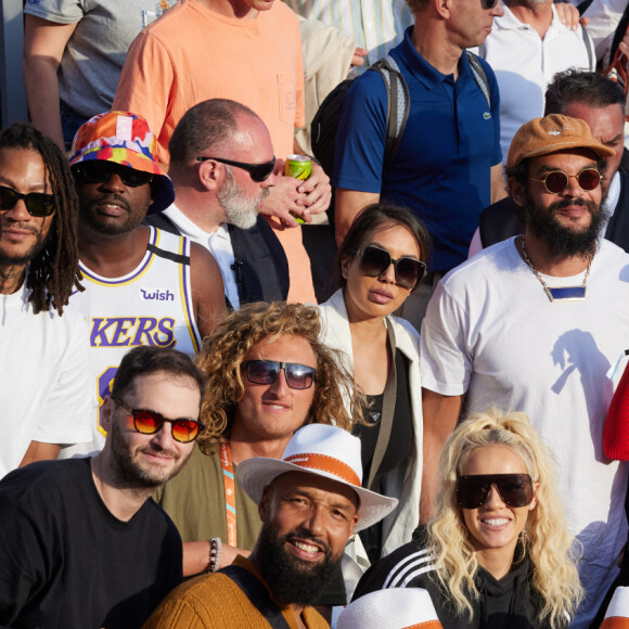 Joakim Noah, sa femme Lais Ribero, Drew Gooden, Alaina Anderson, Isabelle Camus, Jill Smoller, Derrick Rose, Joalukas Noah, Queen Latifah - Personnalités dans les tribunes lors des internationaux de tennis de Roland Garros le 29 mai 2023. © Moreau / Jacovides / Bestimage