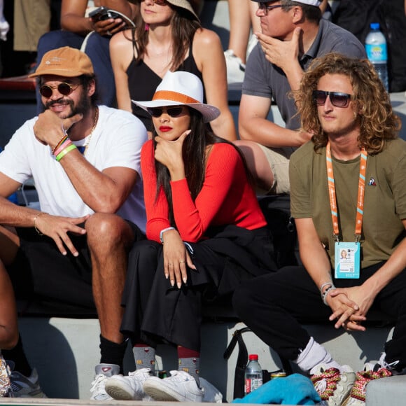 Son petit frère Joalukas était également dans les tribunes pour assister aux matchs de tennis
Isabelle Camus, Joakim Noah, sa femme Lais Ribeiro et Joalukas Noah - Personnalités dans les tribunes lors des internationaux de tennis de Roland Garros le 29 mai 2023. © Moreau / Jacovides / Bestimage