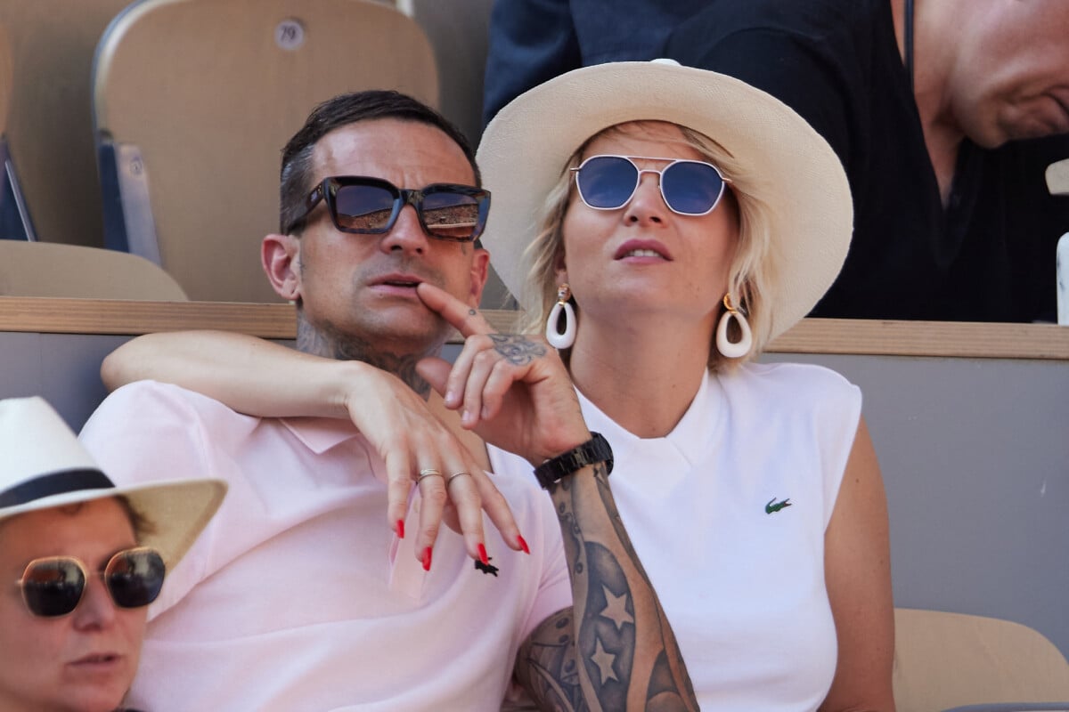 Photo : France Pierron et son compagnon Amaury dans les tribunes lors des  Internationaux de France de Tennis de Roland Garros 2023. Paris, le 29 mai  2023. © Jacovides  Moreau  Bestimage - Purepeople