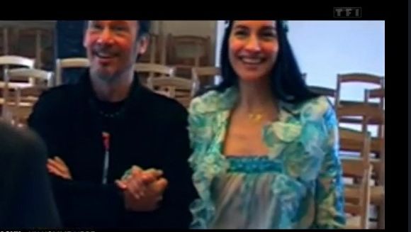 Mais les barrières installées n'ont servi à rien.
Florent Pagny, images de son mariage avec Azucena Caamaño dans le documentaire "Un homme libre" de TF1.