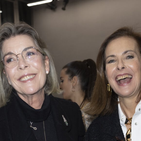 "Je ne m'ennuie jamais avec elle" a même confié l'actrice. 
La princesse Caroline de Hanovre, Carole Bouquet au défilé de mode Chanel en hommage aux métiers d'art au 19M à Aubervilliers, France, le 7 décembre 2021. © Olivier Borde/Bestimage 