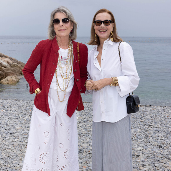 Caroline de Hanovre et Carole Bouquet - Les célébrités assistent au défilé croisière Chanel au Monte Carlo Beach à Monaco, le 5 mai 2022. © Olivier Borde / Bestimage 