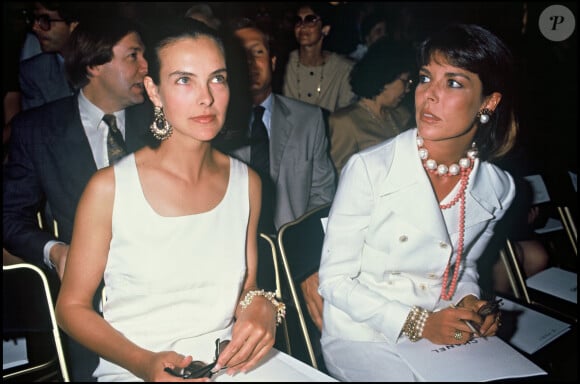Il faut dire qu'elles se connaissent depuis longtemps.
Carole Bouquet et la princesse Caroline de Monaco à un défilé de mode à Paris en 1989.