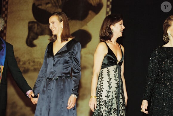 Carole Bouquet et la princesse Caroline de Monaco - 1ère édition des "Nijinsky Awards" sous la présidence de la princesse de Hanovcre. Le 17 décembre 2000.