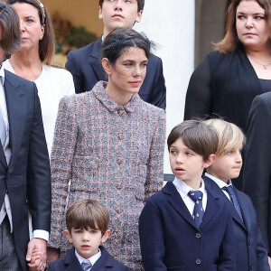 Dimitri Rassam, Balthazar Rassam, Charlotte Casiraghi, Raphaël Elmaleh - La famille princière de Monaco dans la cour du palais lors de la Fête Nationale de la principauté de Monaco le 19 novembre 2022. © Dominique Jacovides / Bruno Bebert / Bestimage 